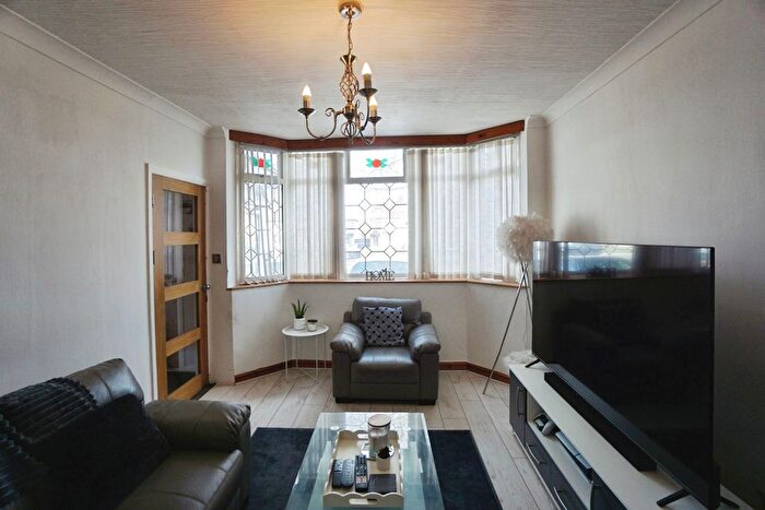 3 Bedroom Semi Detached House For Sale In Birmingham New Road, Dudley, DY1