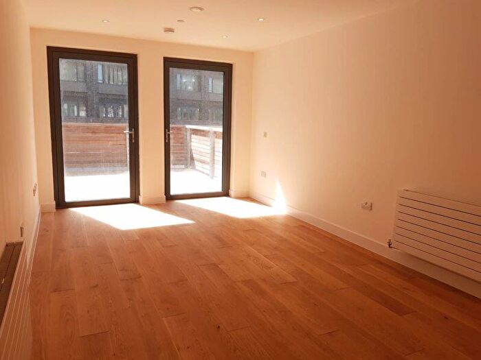 3 Bedroom Flat To Rent In Charles Clowes Walk, Nine Elms, SW11