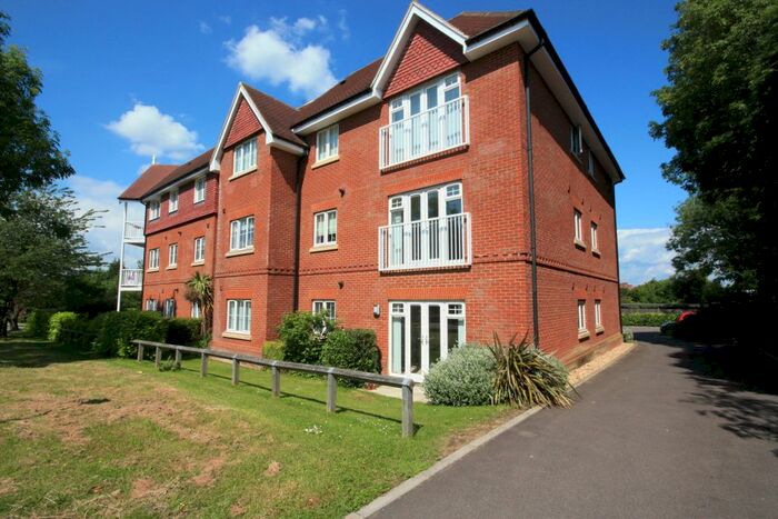 2 Bedroom Flat To Rent In Hurst Court, Horsham, West Sussex, RH12