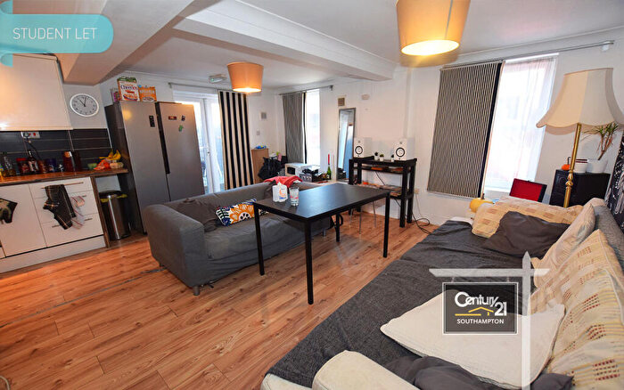 3 Bedroom Flat To Rent In |Ref: |, Milton Road, Southampton, SO15