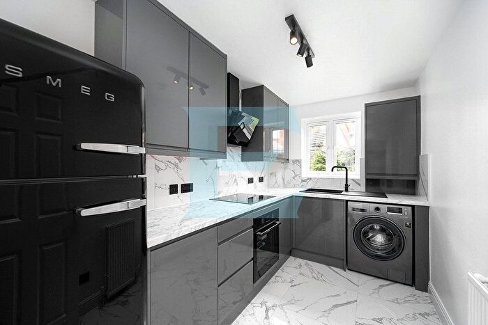 2 Bedroom Flat To Rent In Belgrave Close, Mill Hill, London, NW7