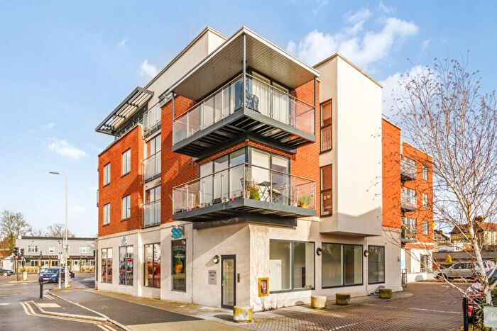 1 Bedroom Flat For Sale In Ellerton Road, Watton Point, KT6