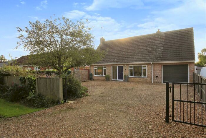 3 Bedroom Chalet For Sale In Meadow Road, Peakirk, Peterborough, PE6