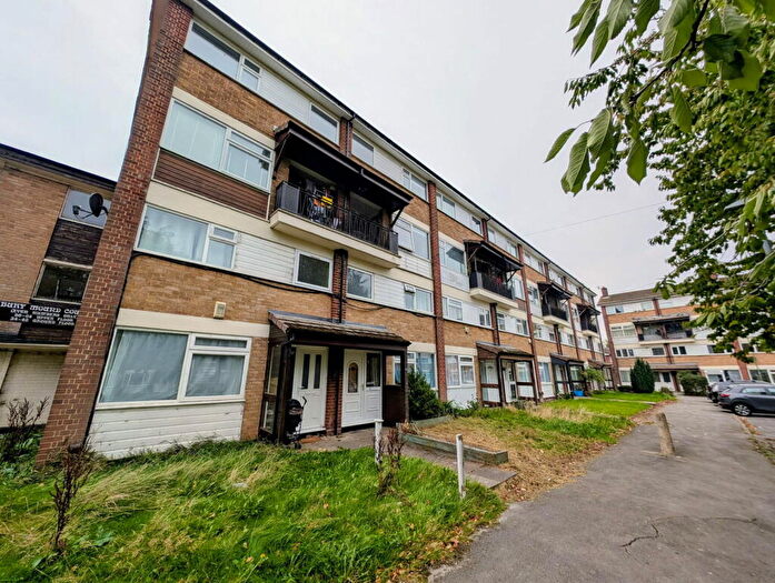 3 Bedroom Maisonette For Sale In Lambscote Close, Shirley, Solihull, B90
