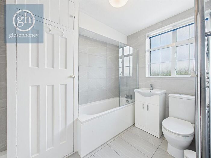 2 Bedroom Flat To Rent In Park Way, Ruislip, HA4