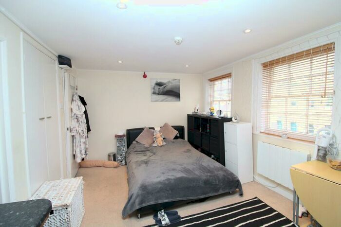 Flat To Rent In Oriental Place, Brighton, BN1