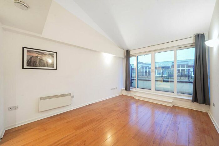 2 Bedroom Apartment To Rent In The Grainstore, Royal Victoria Dock, E16