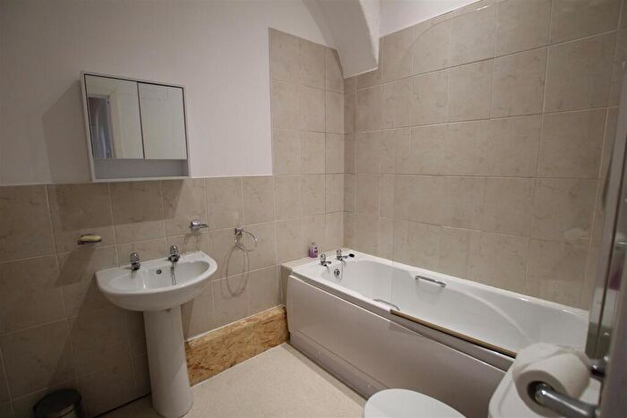 2 Bedroom Flat To Rent In Dempster Street, Greenock, PA15