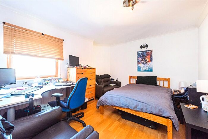 2 Bedroom Flat For Sale In Commercial Road, Poplar, E14