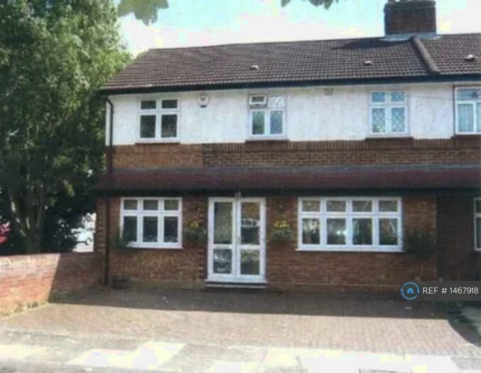 4 Bedroom Semi-Detached House To Rent In Myrtle Road, London, N13