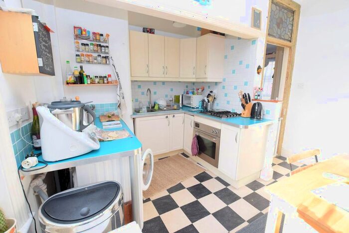 2 Bedroom Flat To Rent In Hackford Road, Oval, London, SW9