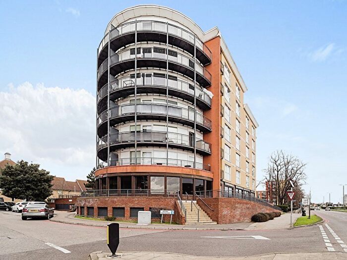 2 Bedroom Flat To Rent In Royal Crescent, Ilford, IG2