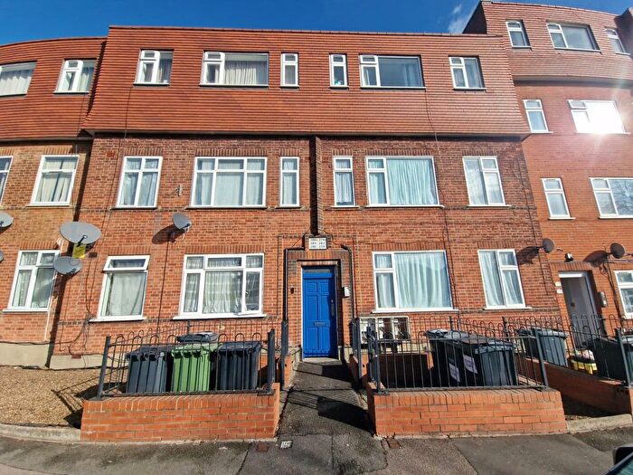 2 Bedroom Flat To Rent In Honeypot Lane, HA7