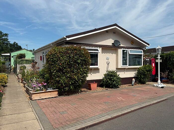 2 Bedroom Park Home For Sale In Woodside Park Homes, Luton, LU1
