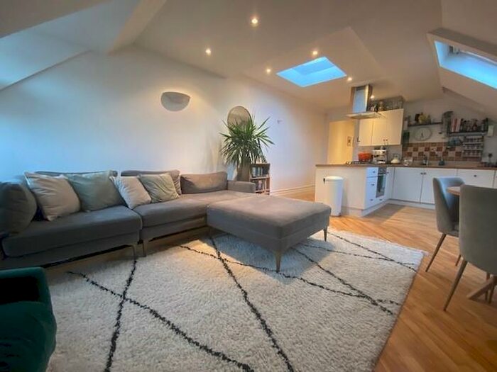 2 Bedroom Flat To Rent In Woking, GU22