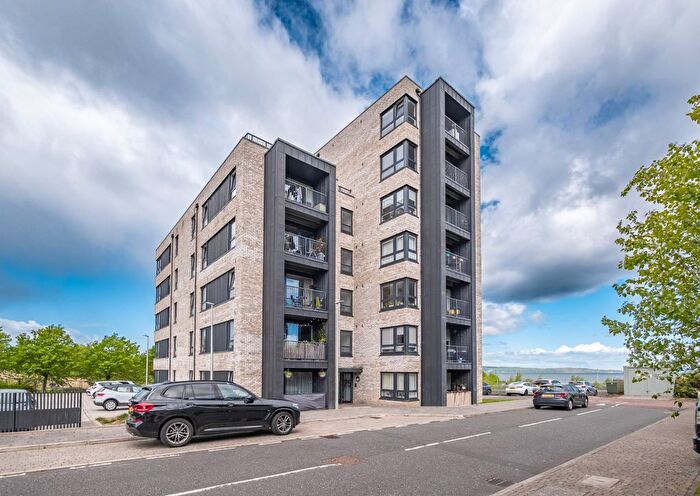 2 Bedroom Flat For Sale In / Kingsburgh Crescent, Edinburgh, EH5