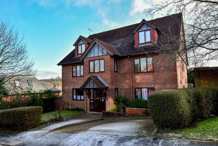 2 Bedroom Flat To Rent In Park View Road, Berkhamsted, HP4