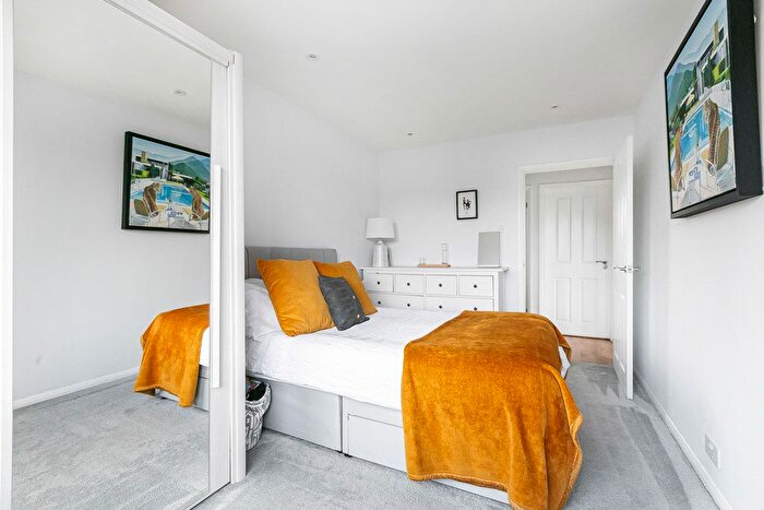 2 Bedroom Flat For Sale In Chertsey Road, Addlestone, Surrey, KT15