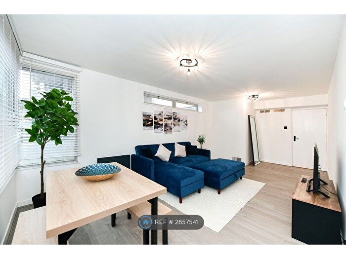 2 Bedroom Flat To Rent In Spelthorne Grove, Sunbury-On-Thames, TW16