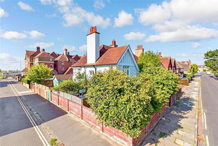 3 Bedroom Semi-Detached House For Sale In Irvine Road, Littlehampton, West Sussex, BN17