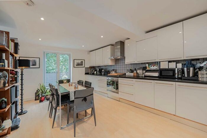 3 Bedroom Flat To Rent In Wandsworth Bridge Road, Fulham, London, SW6