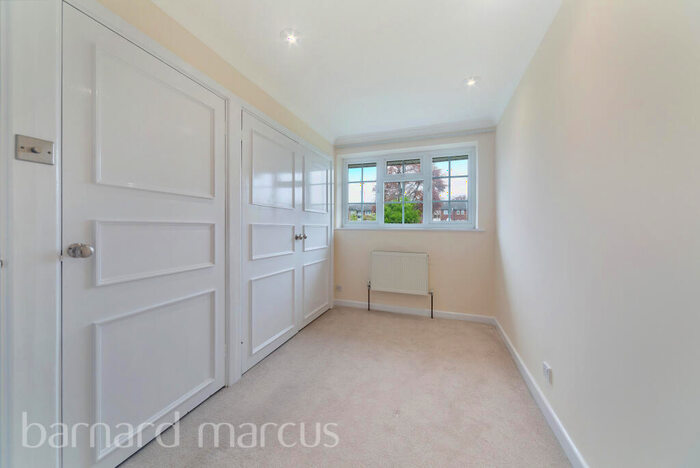 2 Bedroom House To Rent In Tapestry Close, SM2