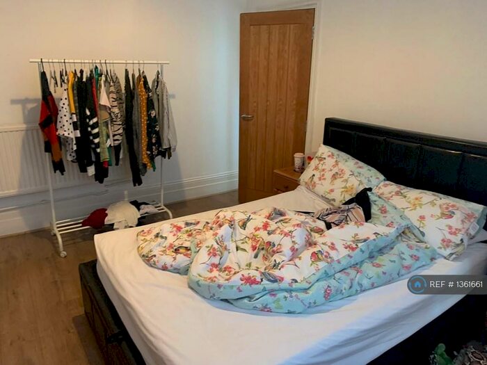 3 Bedroom Flat To Rent In Graces Road, London, SE5