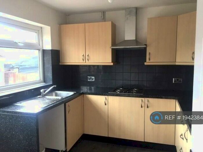 3 Bedroom Semi-Detached House To Rent In Sholver Lane, Oldham, OL1