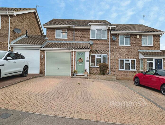 3 Bedroom Semi Detached House For Sale In Maltby Way, Lower Earley, Reading, RG6