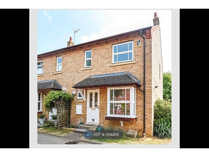 3 Bedroom Semi-Detached House To Rent In Larkspur Square, Bicester, OX26
