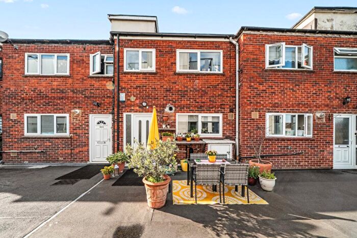 3 Bedroom Maisonette For Sale In Station Road, Addlestone, Surrey, KT15