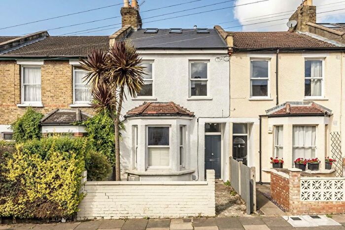 3 Bedroom Flat For Sale In Charlmont Road, London, SW17