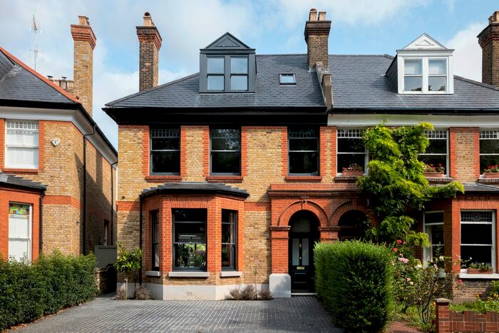 4 Bedroom Semi-Detached House For Sale In Turlewray Close, London N4