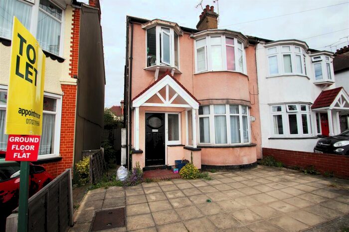 1 Bedroom Flat To Rent In Dundonald Drive, Leigh-On-Sea, SS9