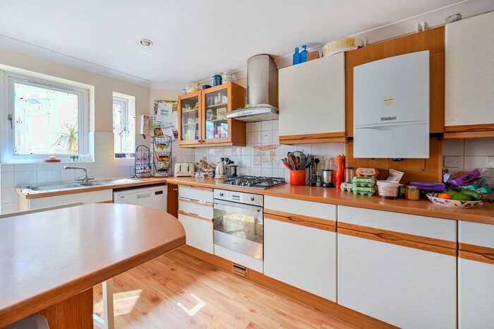 4 Bedroom Bungalow To Rent In Louis Fields, Fairlands, Guildford, GU3