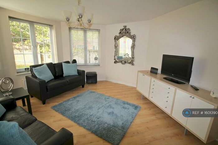 3 Bedroom Flat To Rent In Addy Close, Balby, Doncaster, DN4