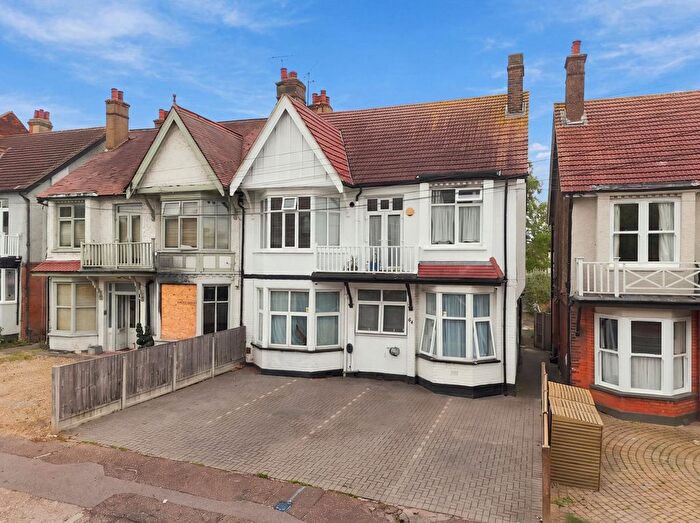1 Bedroom Flat For Sale In Crowstone Avenue, Westcliff-On-Sea, SS0