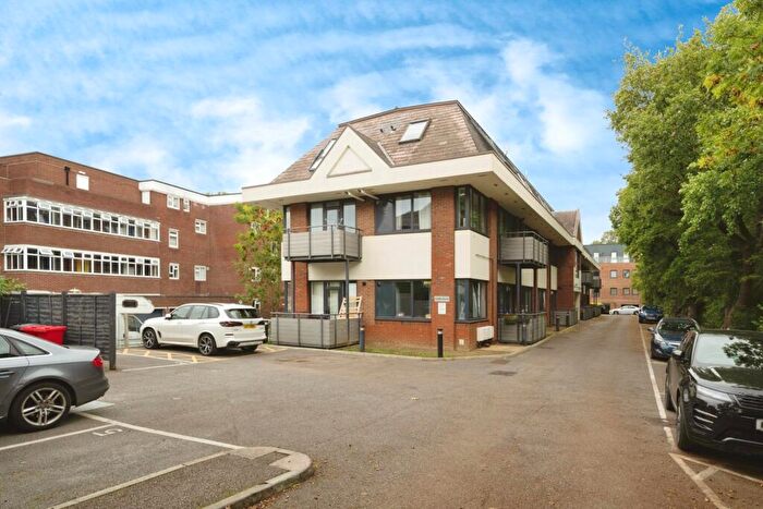 2 Bedroom Flat For Sale In Challenge Court, Leatherhead, Surrey, KT22