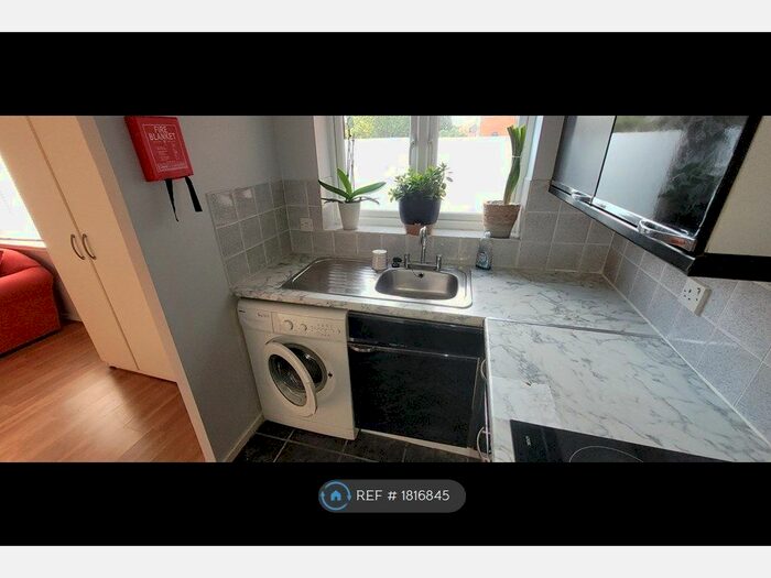 Studio To Rent In Swaythling Close, London, N18