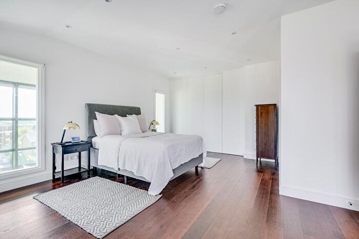 2 Bedroom Flat To Rent In Brasenose Drive, Barnes, SW13