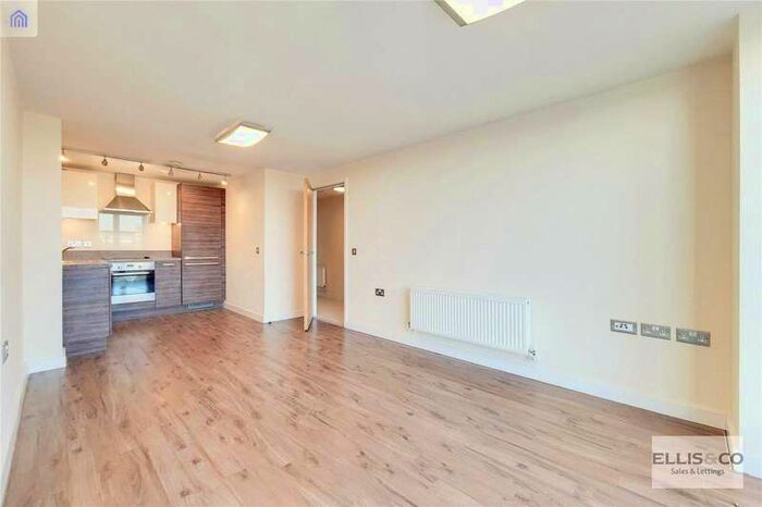 2 Bedroom Flat To Rent In The Green, Southall UB2