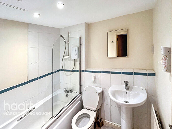 2 Bedroom Flat For Sale In Fount Court, Market Harborough, LE16