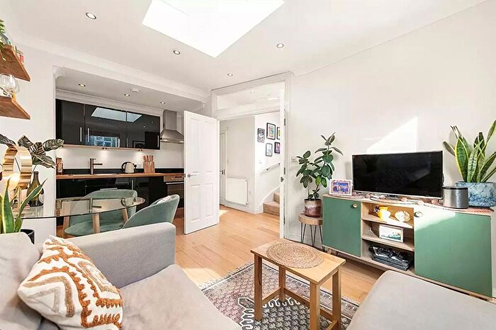 2 Bedroom Flat To Rent In Aspenlea Road, Hammersmith, W6