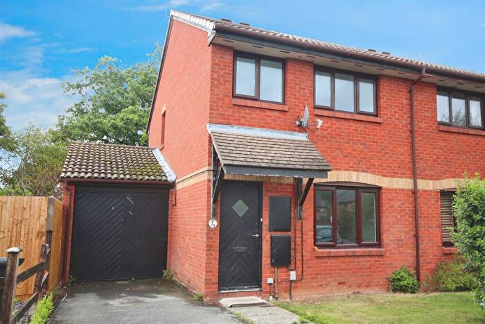 3 Bedroom Semi-Detached House For Sale In Bolwell Close, Twyford, Reading, Berkshire, RG10
