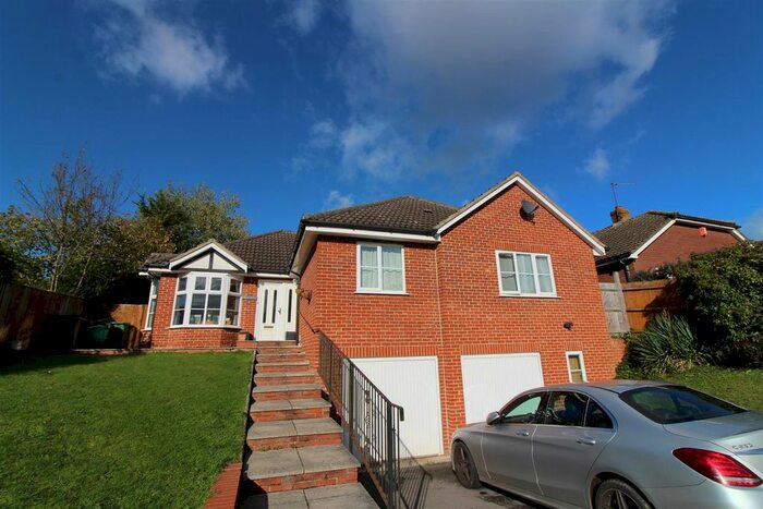 4 Bedroom Property To Rent In Fairway Avenue, Tilehurst, Reading, RG30