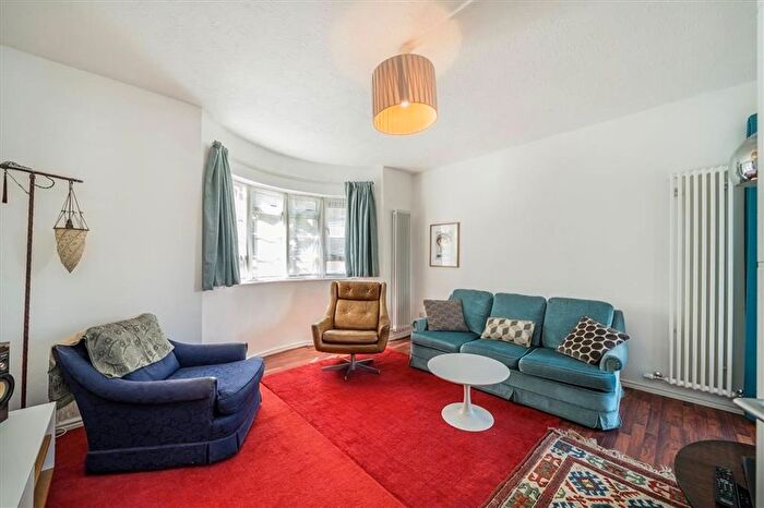 2 Bedroom Flat For Sale In Vallance Road, Bethnal Green, E1