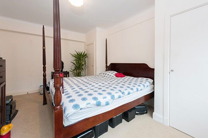 Studio To Rent In Balham High Road, London, SW17