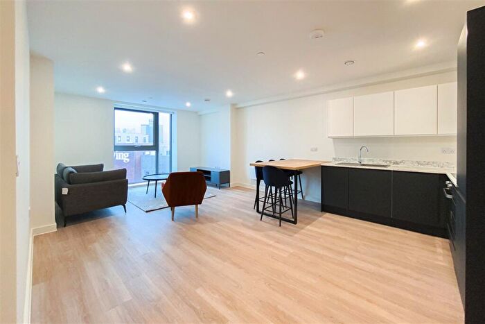 3 Bedroom Apartment To Rent In Exchange Point, Embankment West, M3