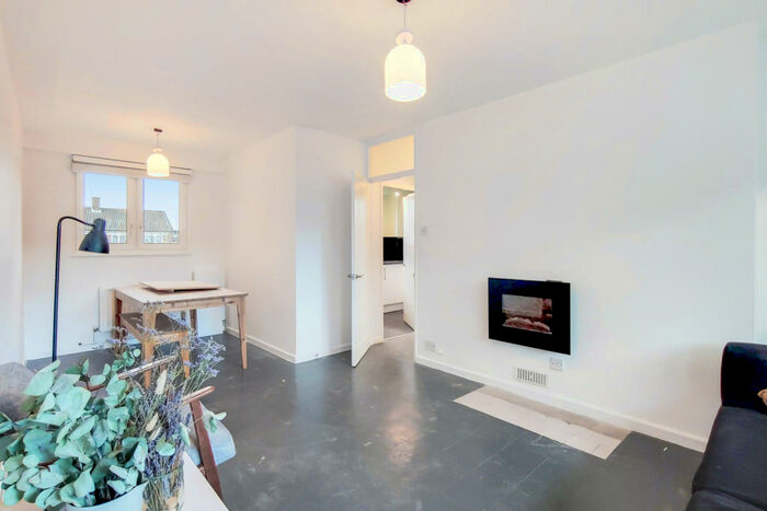 2 Bedroom Flat To Rent In Stevens Avenue, Hackney, E9