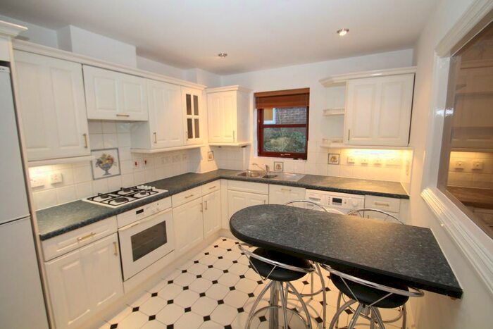 2 Bedroom Flat To Rent In Roxborough Park, Harrow On The Hill, HA1